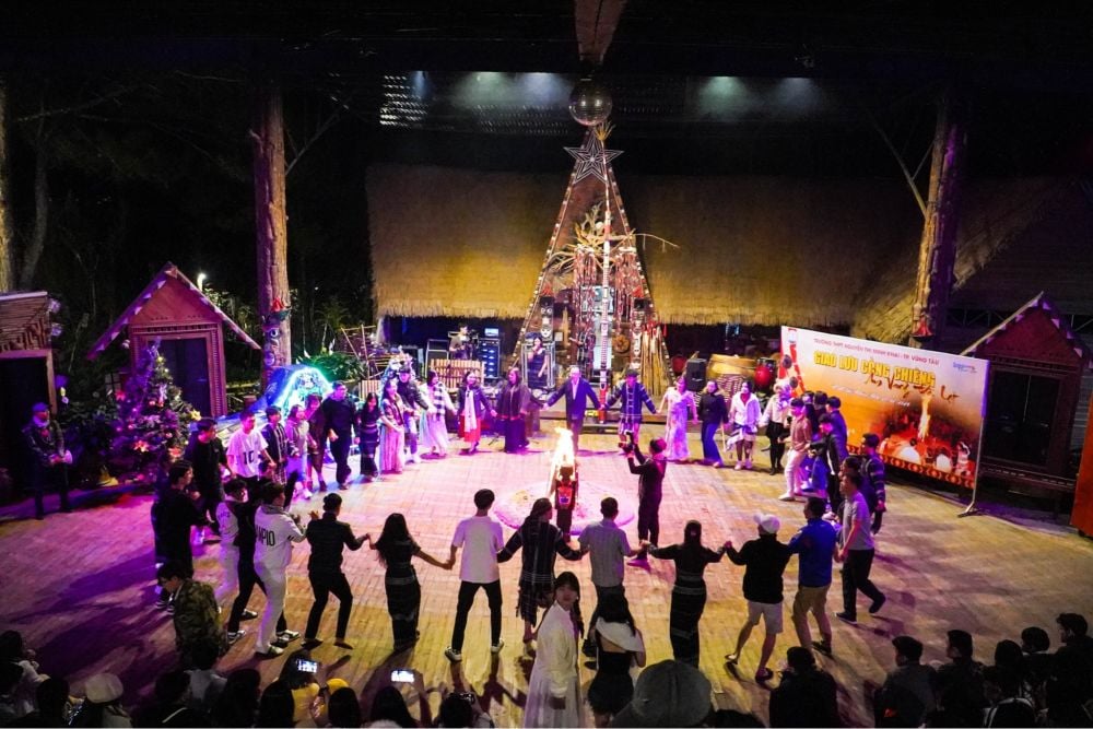 Du khách sẽ được hòa mình vào tiếng cồng chiêng vang vọng giữa núi rừng, thưởng thức rượu cần, tiệc nướng và giao lưu với đồng bào bản địa